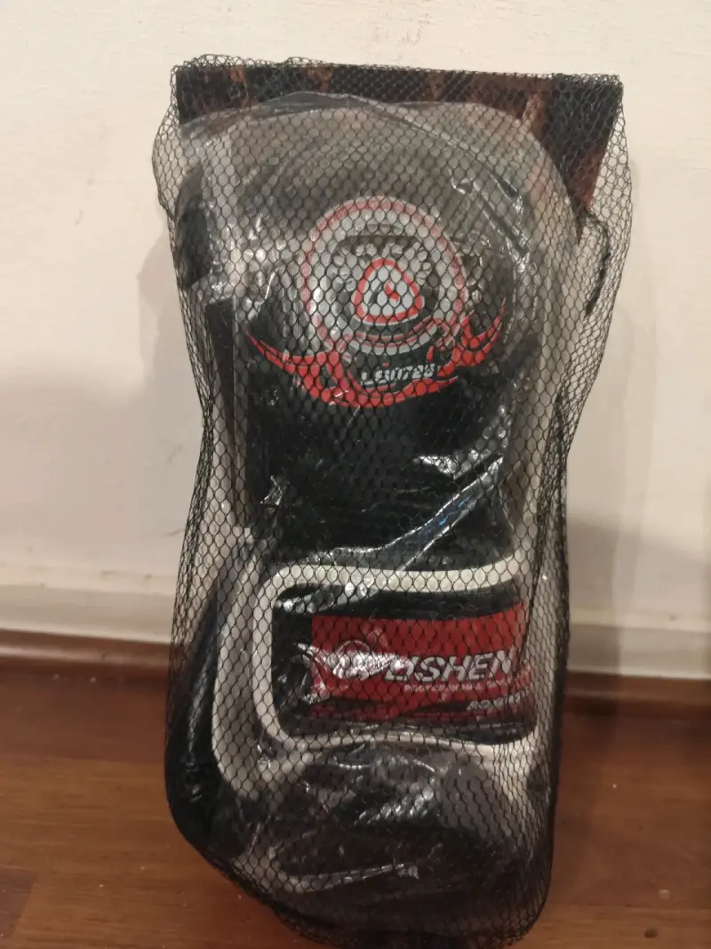 A: Guantes de Boxeo RDX Negros 12oz - 1