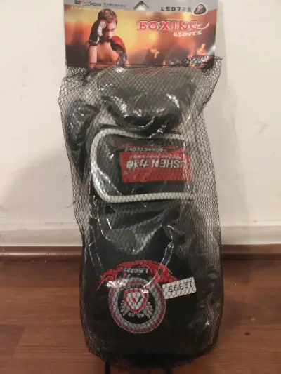 A: Guantes de Boxeo RDX Negros 12oz - miniatura 2