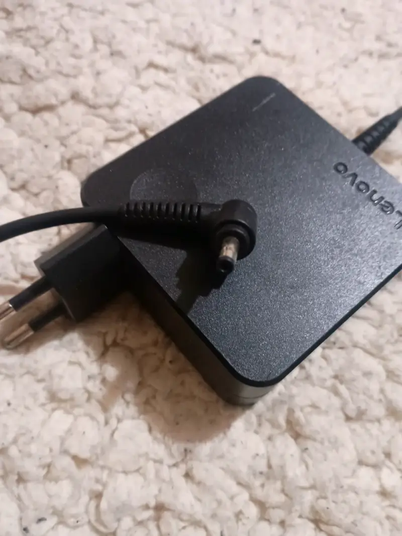 Cargador Lenovo original para notebook punta fina - 3