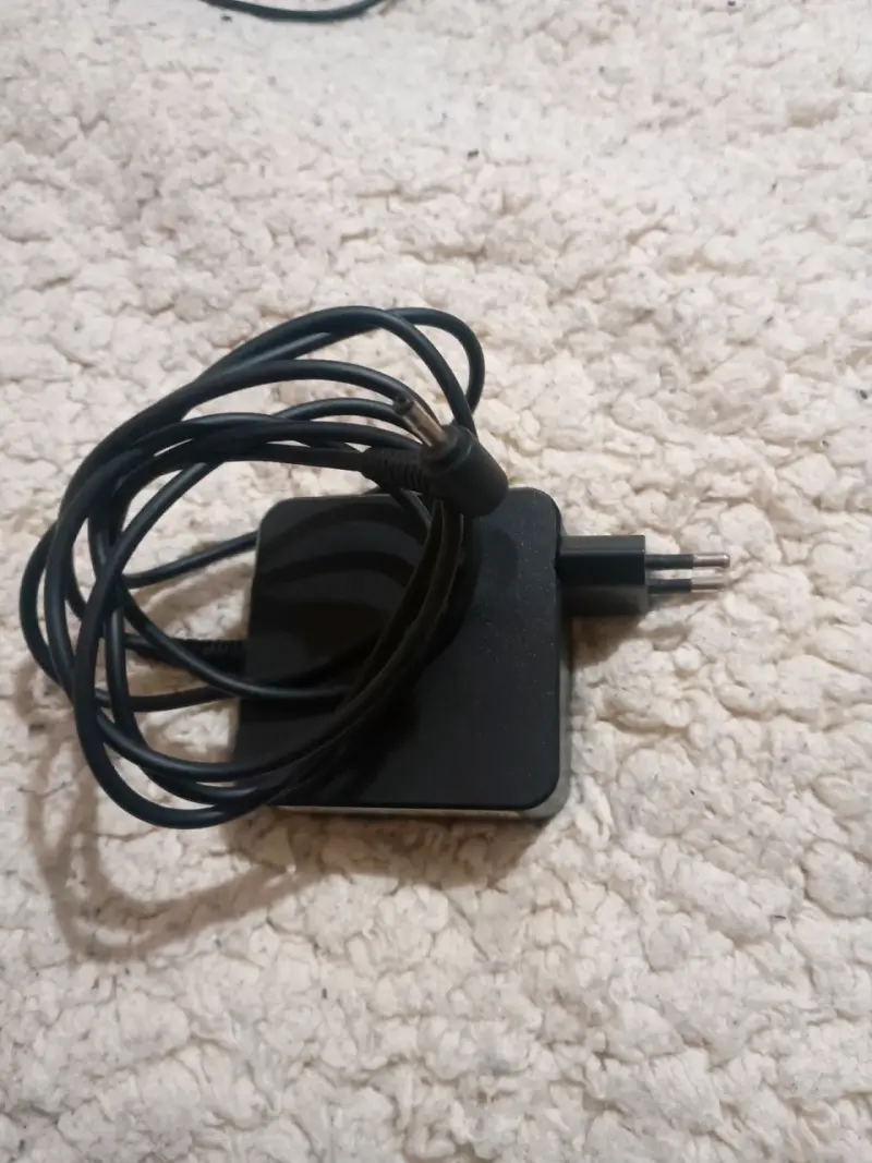 Cargador Lenovo original para notebook punta fina - 4
