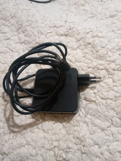 Cargador Lenovo original para notebook punta fina - miniatura 4