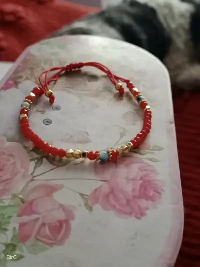 Pulsera-anillo d cuentas rojas y doradas ajustable - miniatura 2