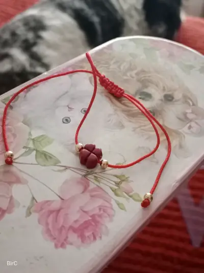 Pulsera de hilo rojo con dije de trébol de 4 hojas - miniatura 2