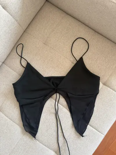 Top negro con tirantes delgados - miniatura 1