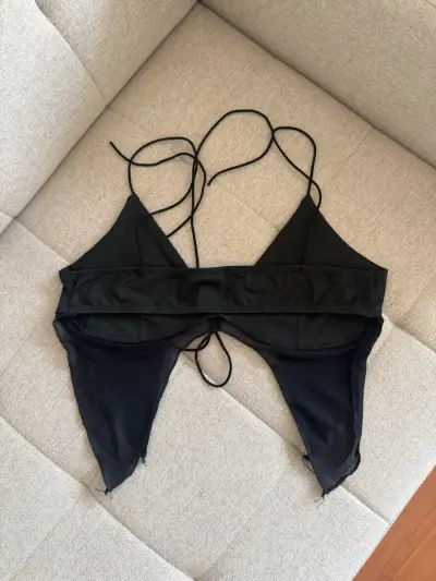 Top negro con tirantes delgados - miniatura 3