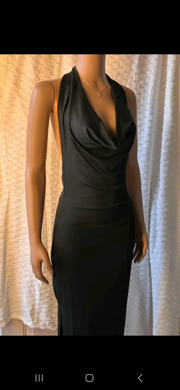 Vestido largo negro elegante con escote drapeado - 1