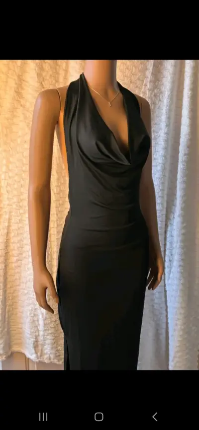 Vestido largo negro elegante con escote drapeado - miniatura 1