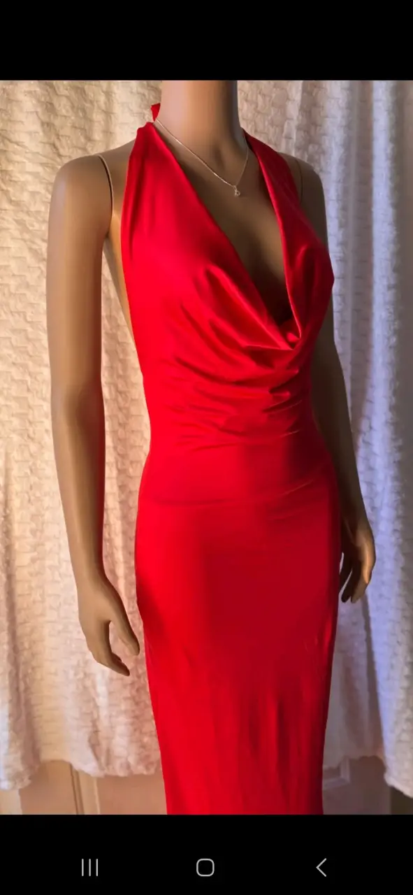 Vestido largo negro elegante con escote drapeado - 2