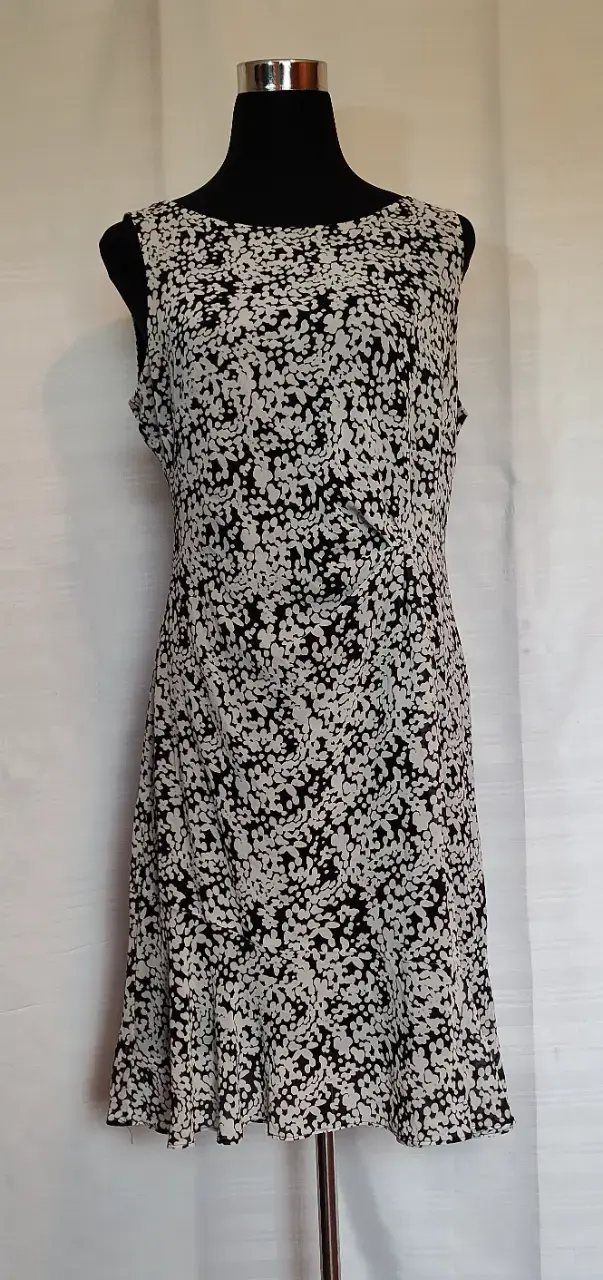 Vestido de flores blanco y negro sin mangas