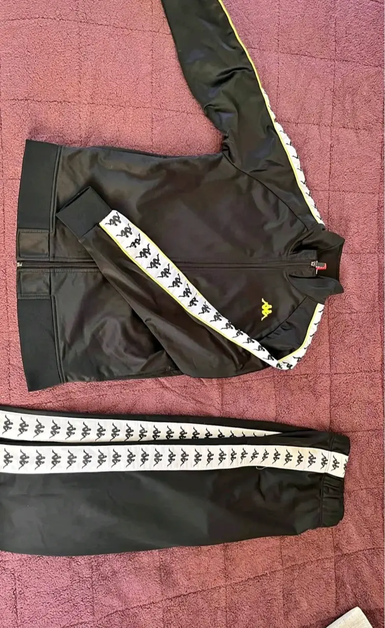 Conjunto deportivo negro Kappa con franjas - 1