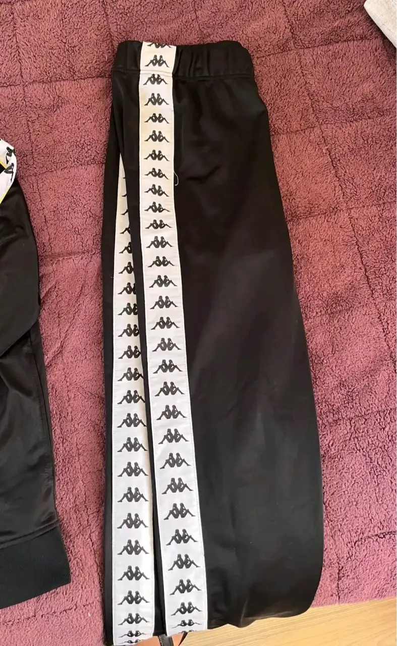 Conjunto deportivo negro Kappa con franjas - 2
