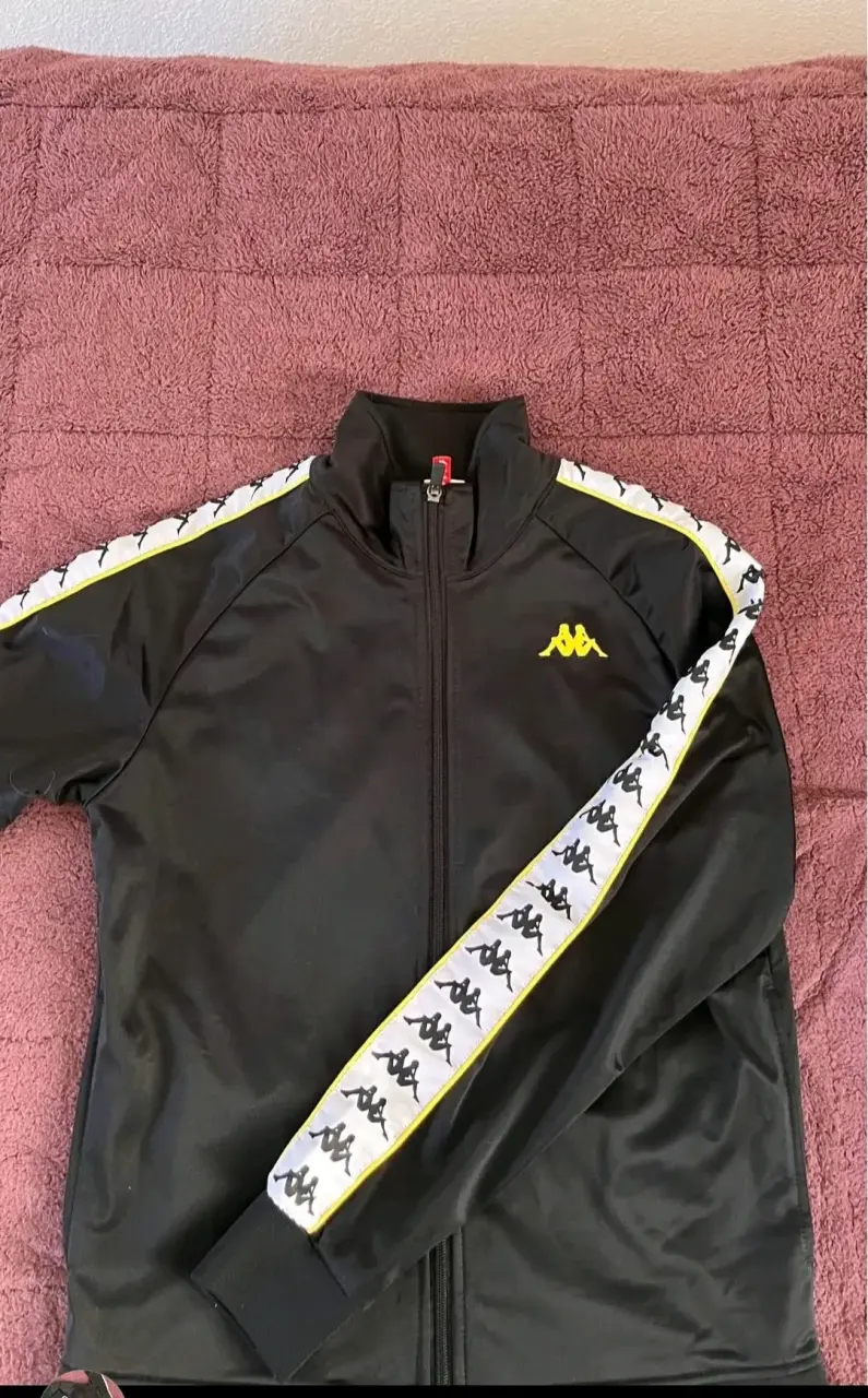 Conjunto deportivo negro Kappa con franjas - 3