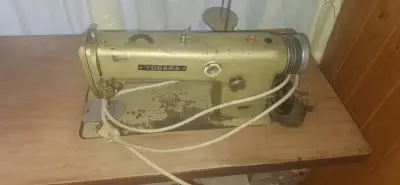 Máquina de Coser Industrial Todaka con Mesa - miniatura 2
