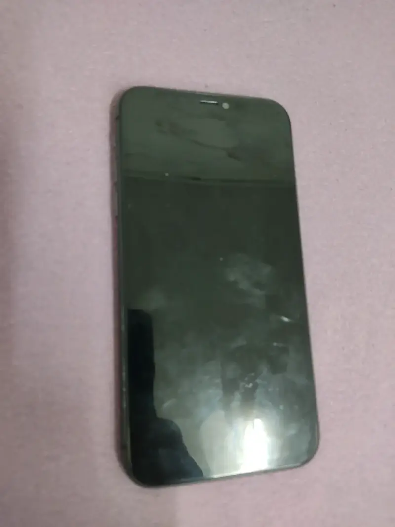 iPhone 11 en buen estado color negro - 1