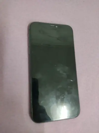 iPhone 11 en buen estado color negro - miniatura 1