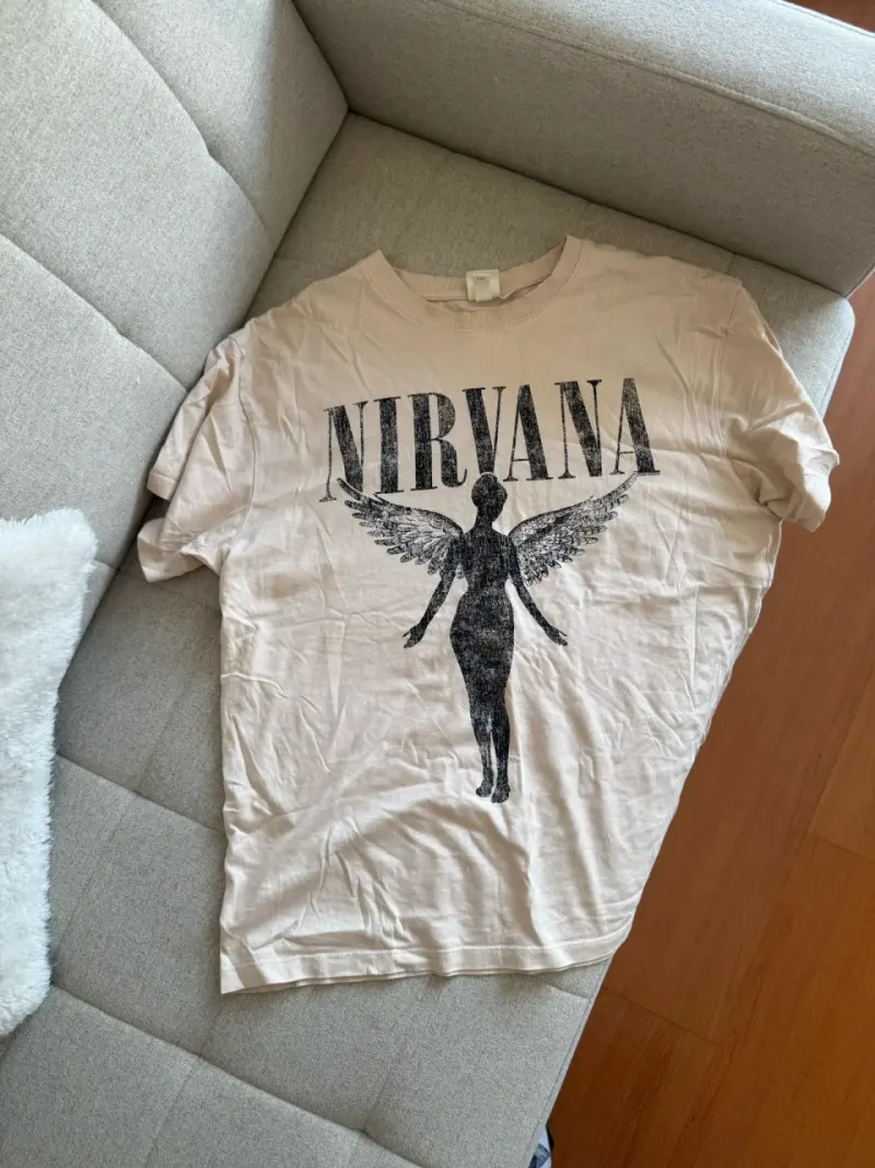 Polera Nirvana beige con diseño gráfico