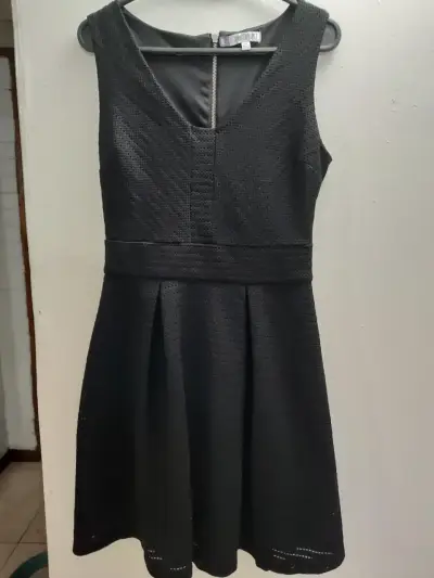 Vestido negro sin mangas con diseño calado - miniatura 1