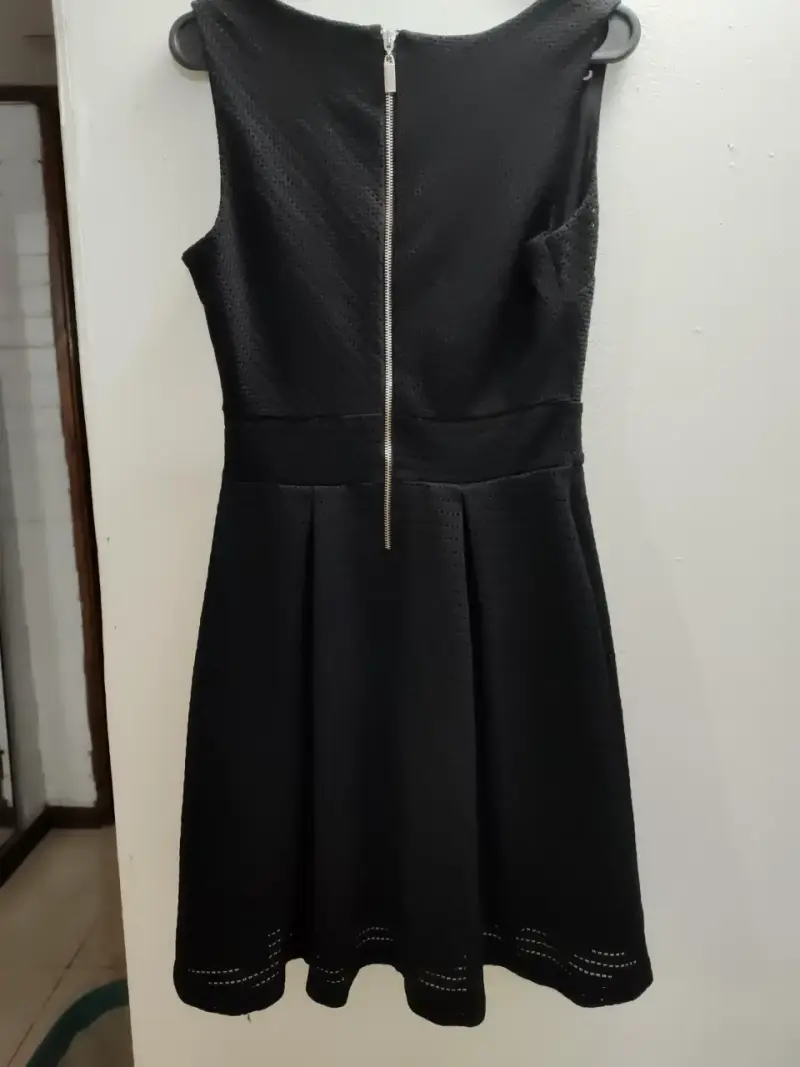 Vestido negro sin mangas con diseño calado - 2