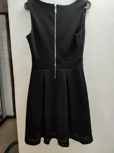 Vestido negro sin mangas con diseño calado - miniatura 2