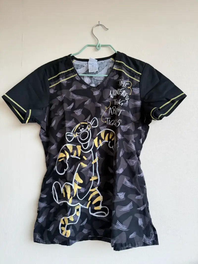 Polera clinica Scrub Tigger para mujer