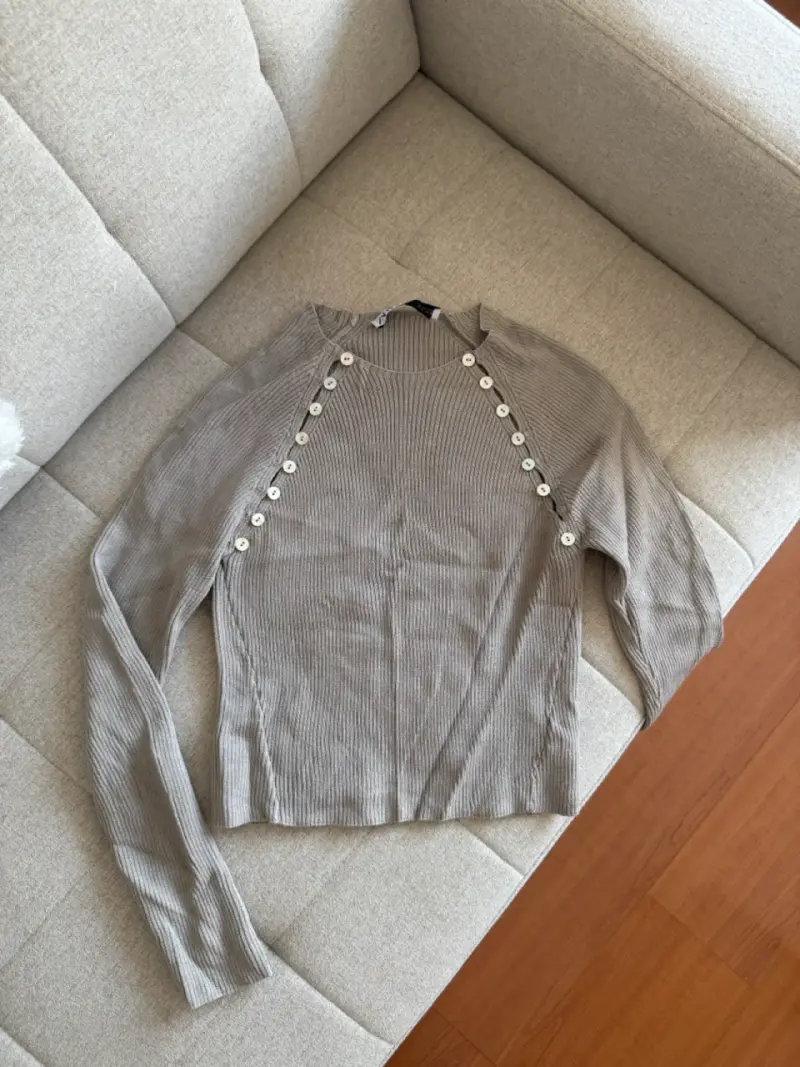 Suéter gris con botones decorativos Zara - 1