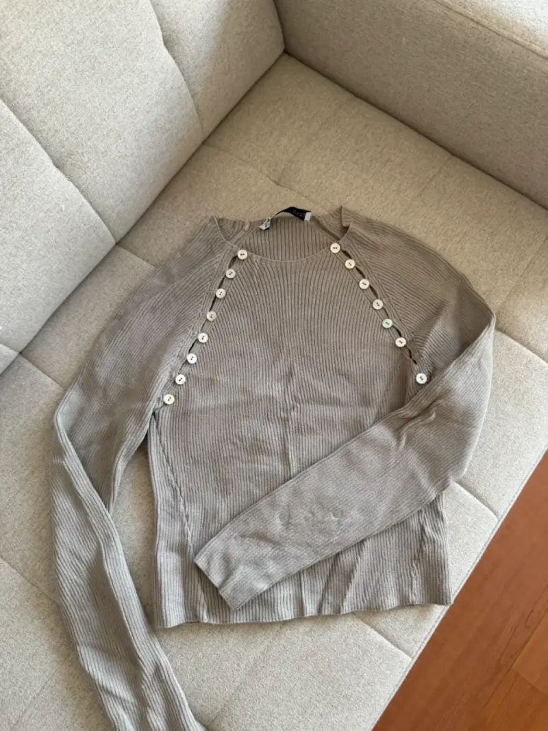 Suéter gris con botones decorativos Zara - 2