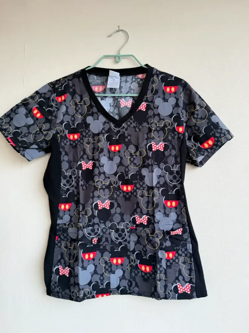 Polera clinica Scrub cottonMickey Mouse para mujer