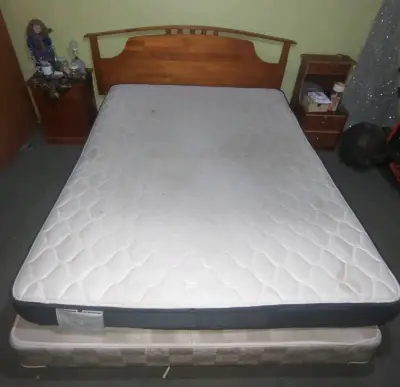 Cama matrimonial con colchón y base de madera - miniatura 1
