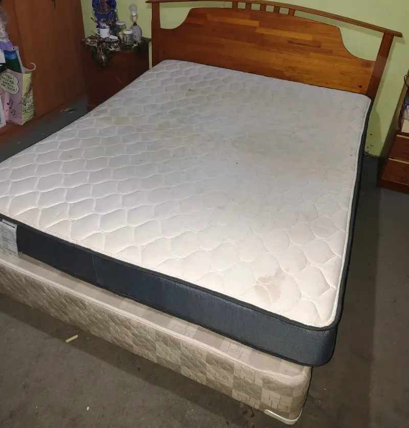 Cama matrimonial con colchón y base de madera - 2