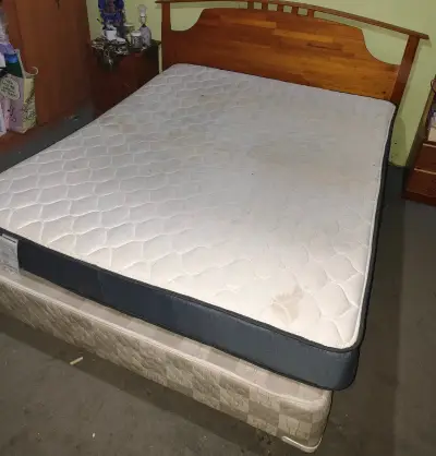 Cama matrimonial con colchón y base de madera - miniatura 2