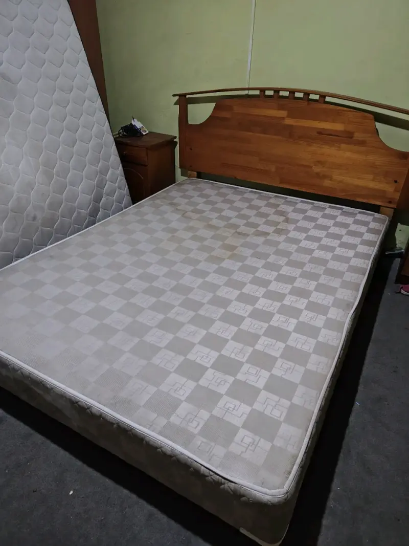 Cama matrimonial con colchón y base de madera - 3