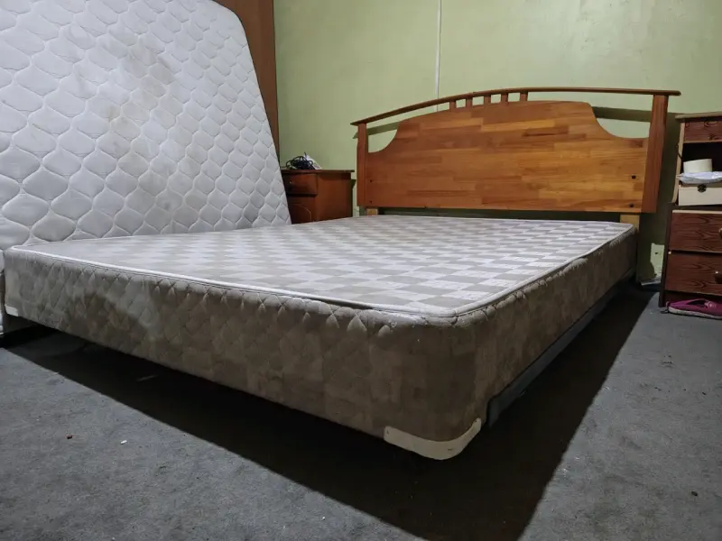 Cama matrimonial con colchón y base de madera - 4