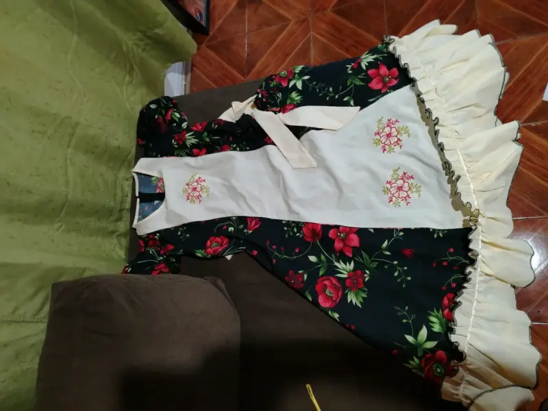 Vestido Cueca con flores bordadas