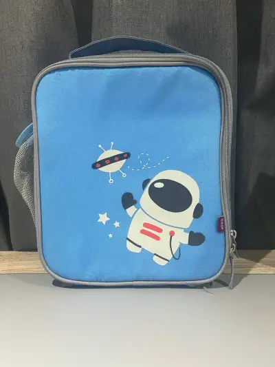 Lonchera infantil azul con diseño de astronauta - miniatura 1