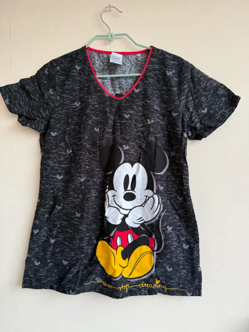 Polera clinica Scrub de Mickey Mouse