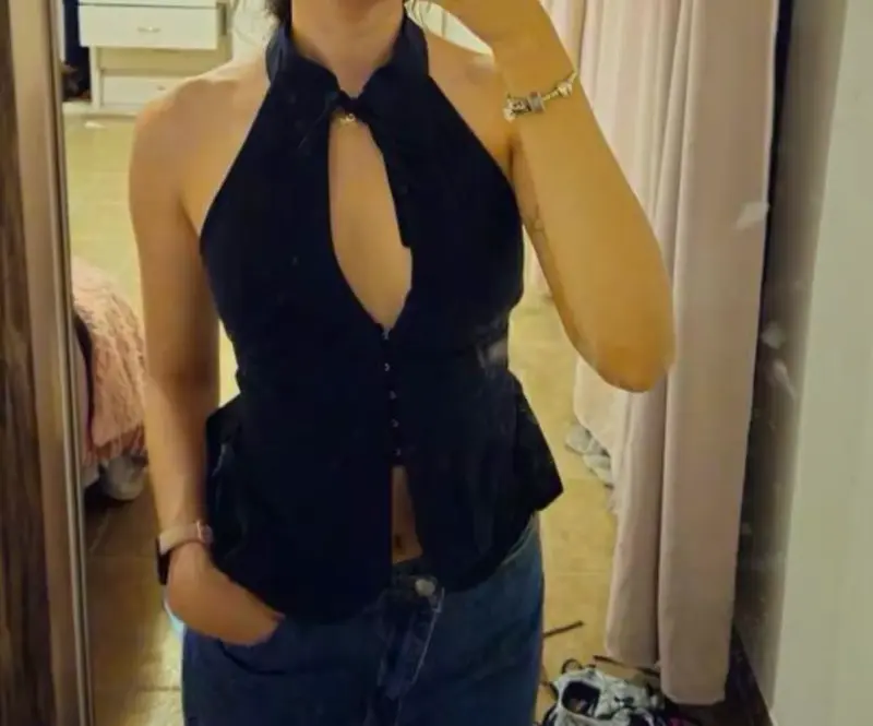 Top negro sin mangas con cuello halter - 4