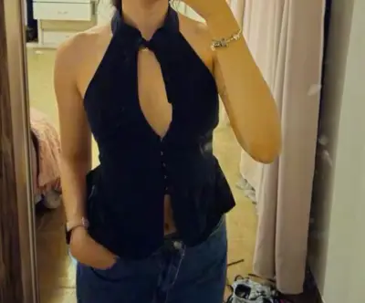 Top negro sin mangas con cuello halter - miniatura 4