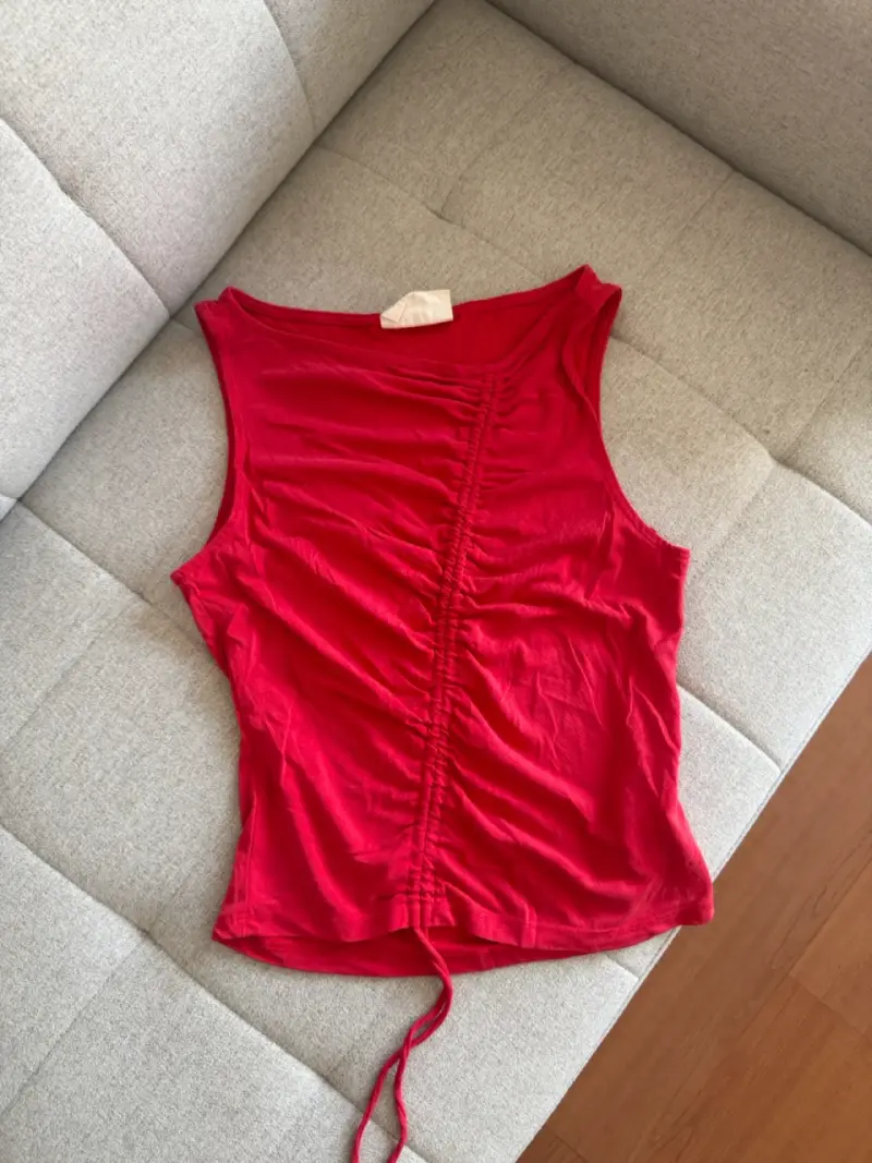 Polera sin mangas roja con fruncido - 1
