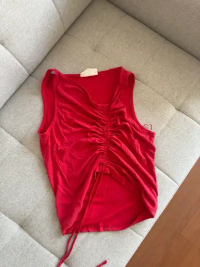 Polera sin mangas roja con fruncido - miniatura 2
