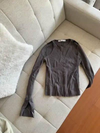 Polera manga larga gris Zara con diseño moderno - miniatura 1