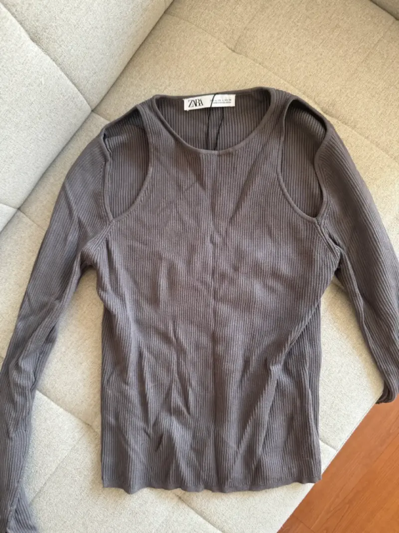 Polera manga larga gris Zara con diseño moderno - 2