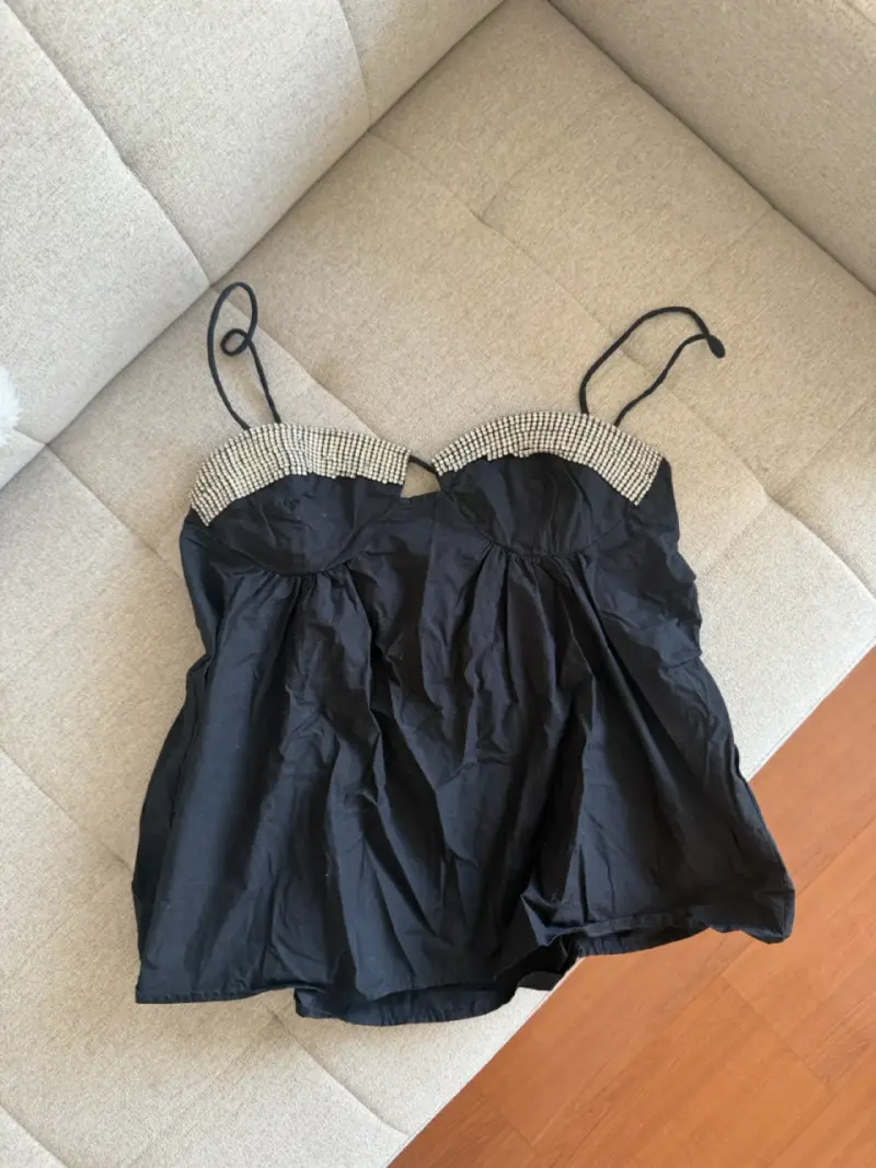 Top negro con tirantes y detalles brillantes - 1