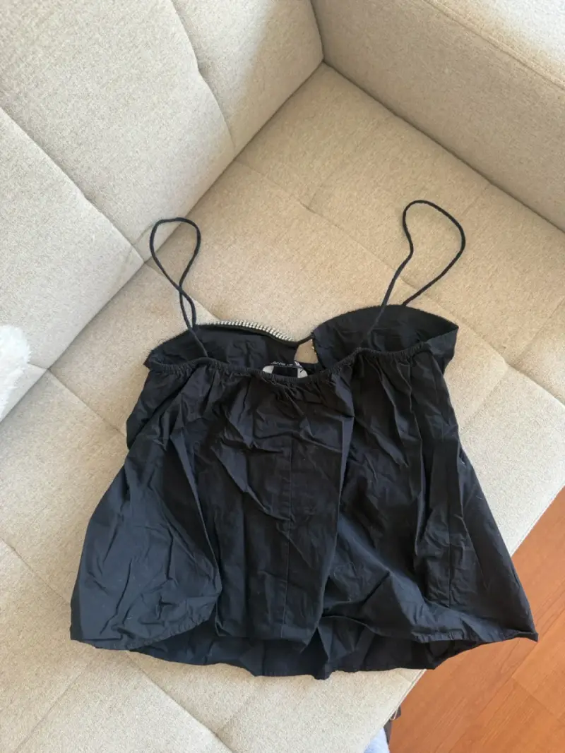 Top negro con tirantes y detalles brillantes - 2