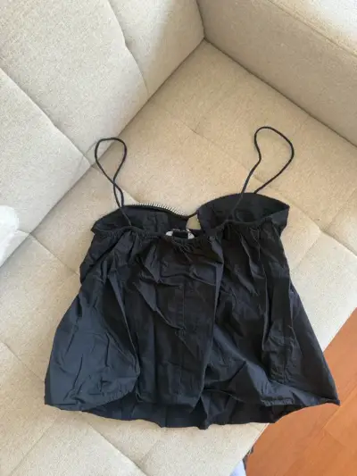 Top negro con tirantes y detalles brillantes - miniatura 2