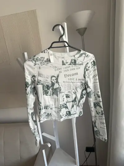 Polera manga larga estampada estilo vintage - miniatura 1