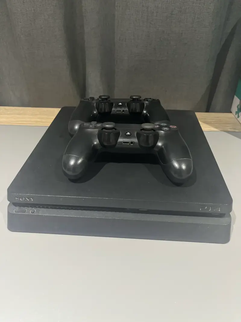 Consola PS4 con dos controles en buen estado - 1