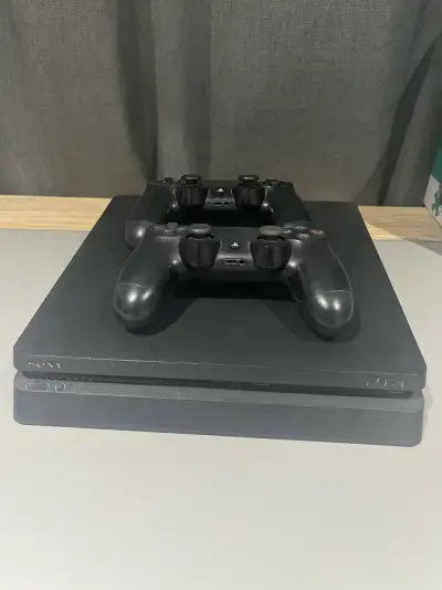 Consola PS4 con dos controles en buen estado - miniatura 1