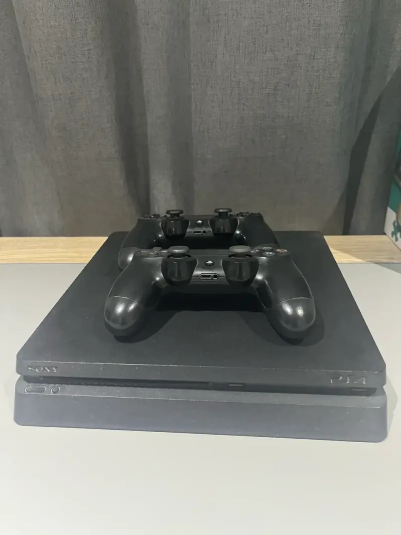 Consola PS4 con dos controles en buen estado - 3