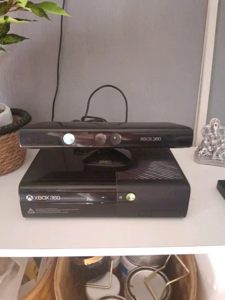 Consola Xbox 360 con Kinect y juegos - 1