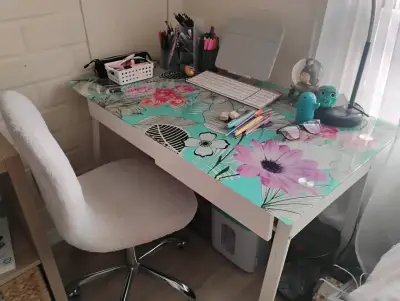 Escritorio con cubierta floral y silla giratoria - miniatura 1